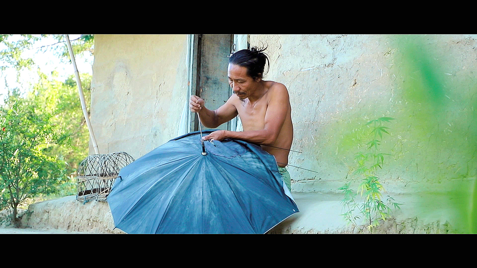 Pe (The Umbrella) — still